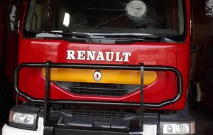 حمله به آتش نشانان بندرماهشهر در حین اجرای عملیات/ یک آتش نشان از ناحیه چشم مصدوم شد حمله به آتش نشانان بندرماهشهر در حین اجرای عملیات/ یک آتش نشان از ناحیه چشم مصدوم شد