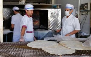 صفوف شلوغ نانواییهای بندرماهشهر / فروش آرد در بازار آزاد به صرفهتر از پخت نان صفوف شلوغ نانواییهای بندرماهشهر / فروش آرد در بازار آزاد به صرفهتر از پخت نان