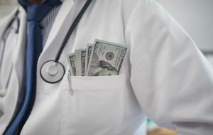 اقدامی کم نظیر در بیمارستان تامین اجتماعی ماهشهر/چند پزشک از این بیمارستان اخراج شدند/رییس بیمارستان عزل شد