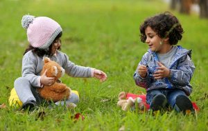 چه کنیم کودکانمان اجتماعی تربیت شوند؟