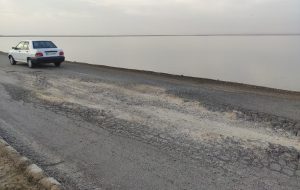 آقایان بجای حل مسئله، صورت مسئله را پاک کردند؛ جاده دریاچه نمک مسدود شد!