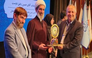 اهدای نشان عالی مدیر سال به مدیرعامل شرکت پتروشیمی فن‌آوران بندرماهشهر