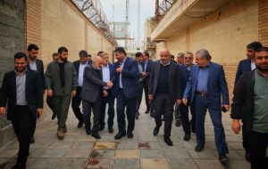 بازدید وزیر رفاه و استاندار خوزستان از کارگاه‌های اشتغال زندان بندر ماهشهر
