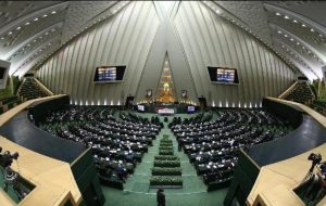 کدام نمایندگان خوزستان در استیضاح وزیر اقتصاد شرکت کردند؟ علت عدم تمایل نمایندگان خوزستان به استیضاح وزیر اقتصاد چیست؟ ملاحظات سیاسی یا بی تفاوتی؟