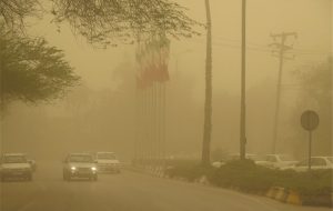 کلاس‌های درس در خوزستان غرق در گردوخاک؛ مدیران خواستار غیرحضوری شدن مدارس در روز آینده شدند