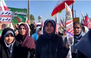 گزارش ماه‌خبر از راهپیمایی ۱۳ آبان در شهر چمران