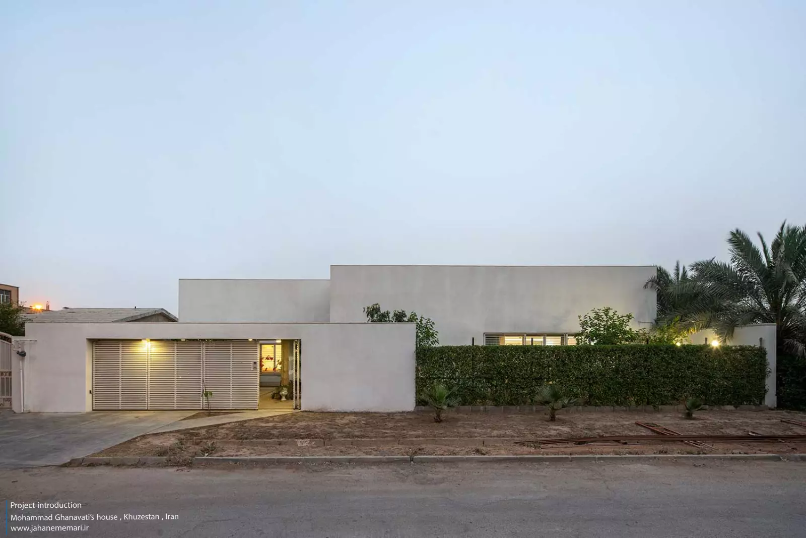 نمای مدرن و مینیمال خانه محمد قنواتی در ماهشهر، برنده جایزه ملی معماری، طراحی شده متناسب با اقلیم گرم و مرطوب خوزستان.