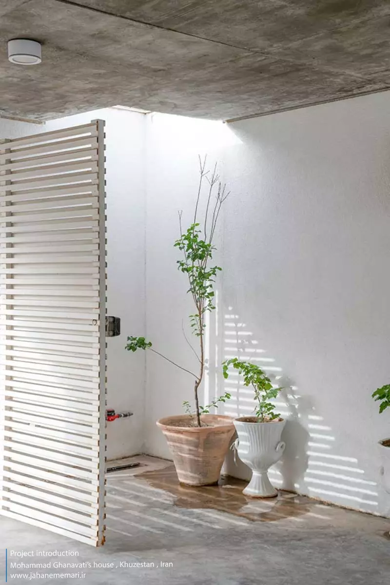 نمای مدرن و مینیمال خانه محمد قنواتی در ماهشهر، برنده جایزه ملی معماری، طراحی شده متناسب با اقلیم گرم و مرطوب خوزستان.