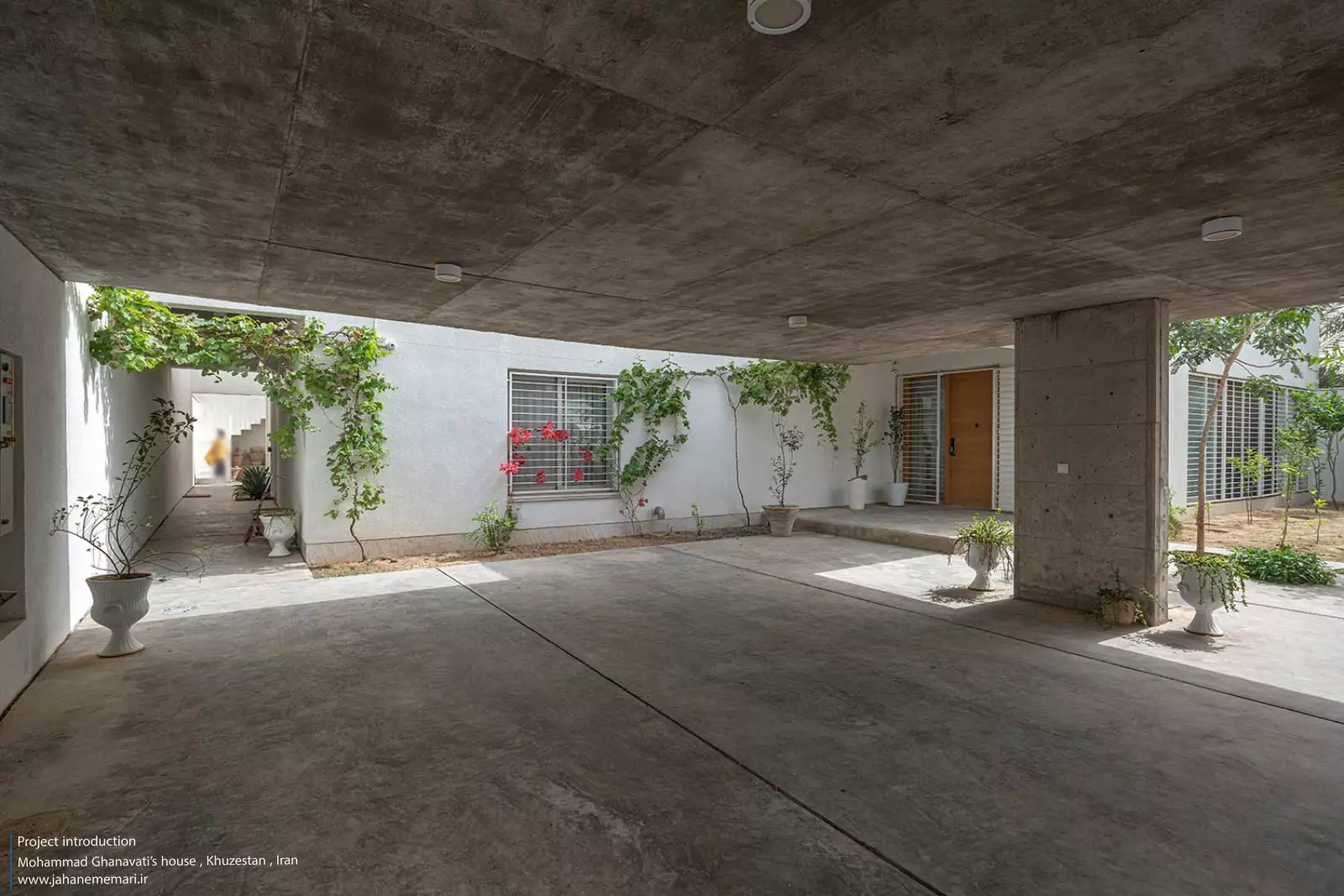 نمای مدرن و مینیمال خانه محمد قنواتی در ماهشهر، برنده جایزه ملی معماری، طراحی شده متناسب با اقلیم گرم و مرطوب خوزستان.