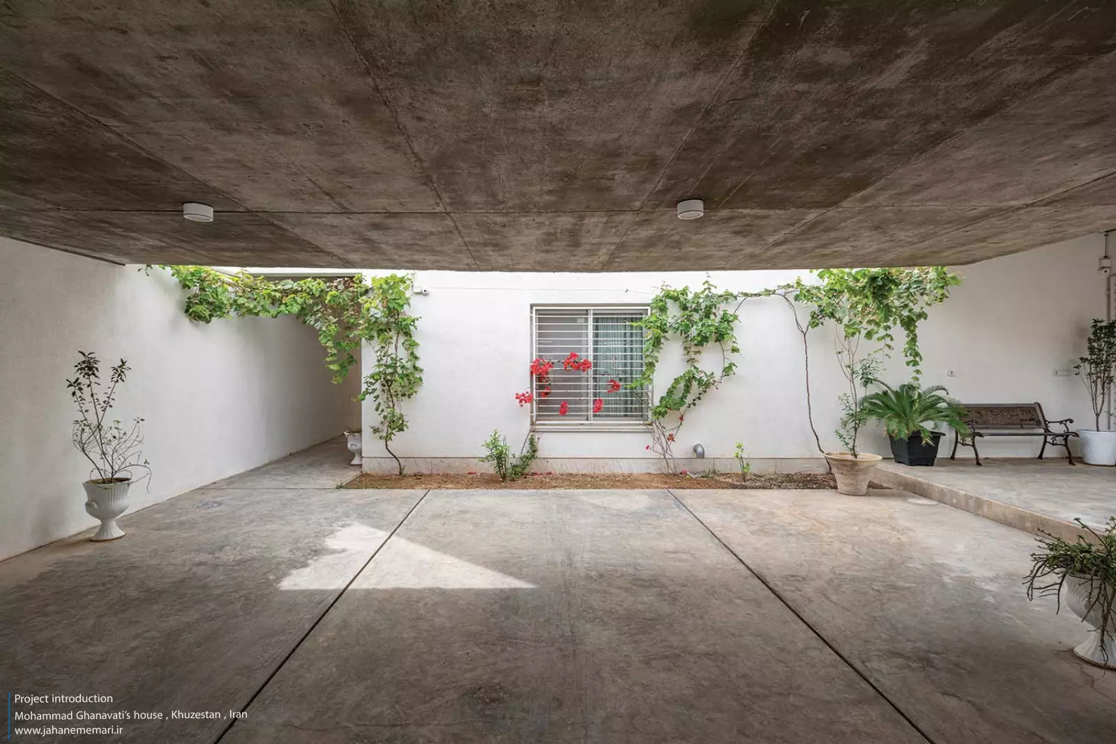 نمای مدرن و مینیمال خانه محمد قنواتی در ماهشهر، برنده جایزه ملی معماری، طراحی شده متناسب با اقلیم گرم و مرطوب خوزستان.