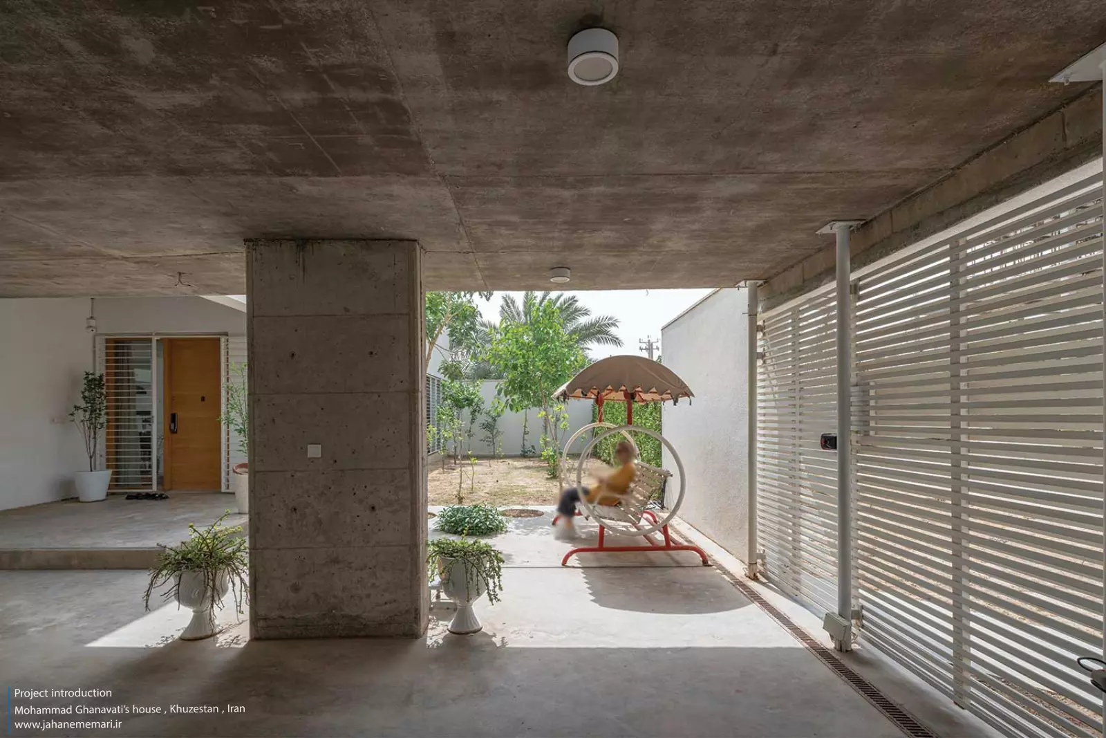 نمای مدرن و مینیمال خانه محمد قنواتی در ماهشهر، برنده جایزه ملی معماری، طراحی شده متناسب با اقلیم گرم و مرطوب خوزستان.