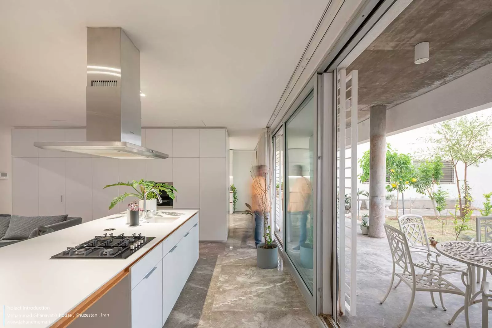 نمای مدرن و مینیمال خانه محمد قنواتی در ماهشهر، برنده جایزه ملی معماری، طراحی شده متناسب با اقلیم گرم و مرطوب خوزستان.