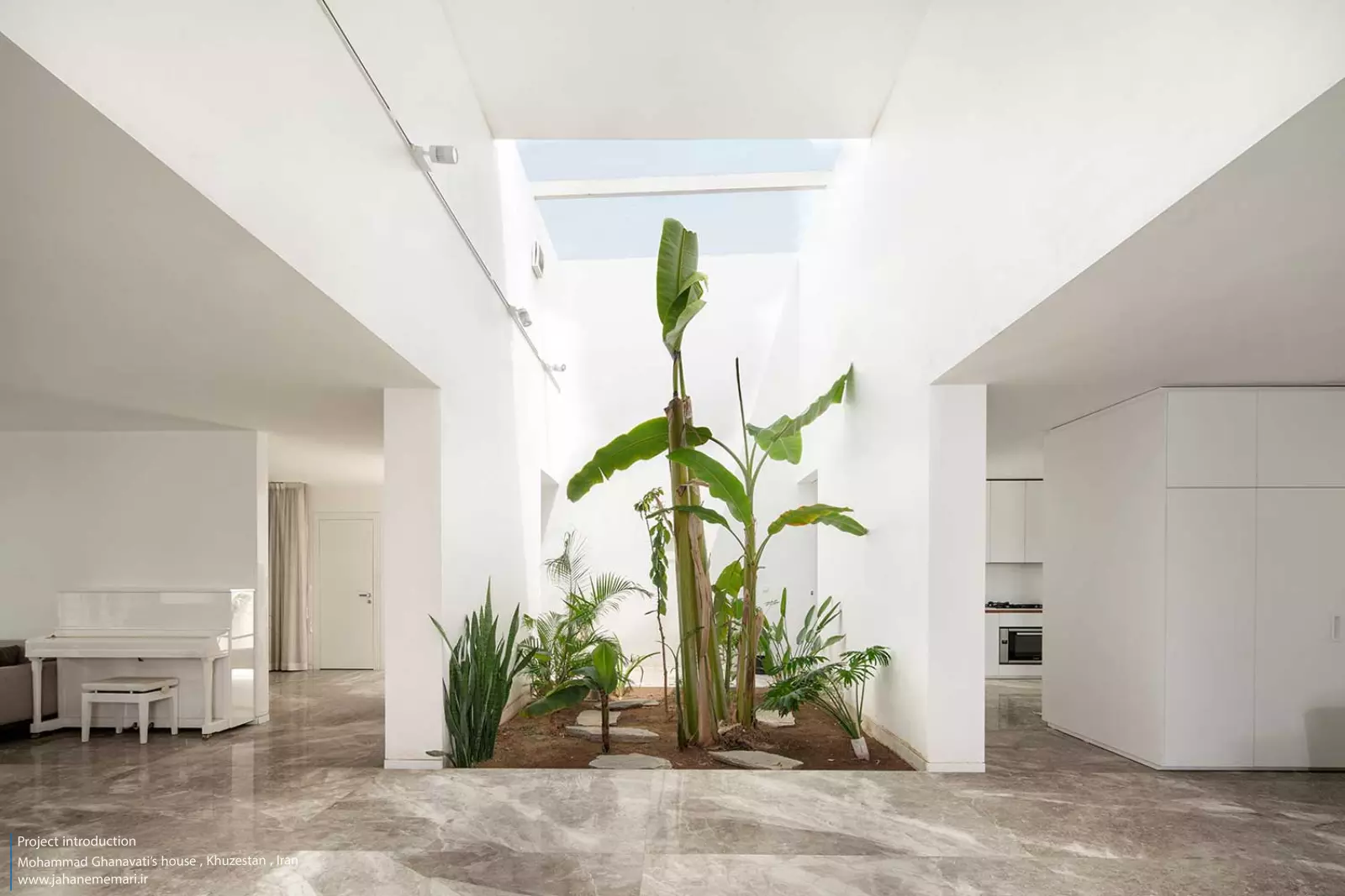 نمای مدرن و مینیمال خانه محمد قنواتی در ماهشهر، برنده جایزه ملی معماری، طراحی شده متناسب با اقلیم گرم و مرطوب خوزستان.