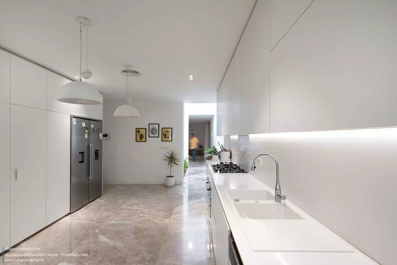 نمای مدرن و مینیمال خانه محمد قنواتی در ماهشهر، برنده جایزه ملی معماری، طراحی شده متناسب با اقلیم گرم و مرطوب خوزستان.