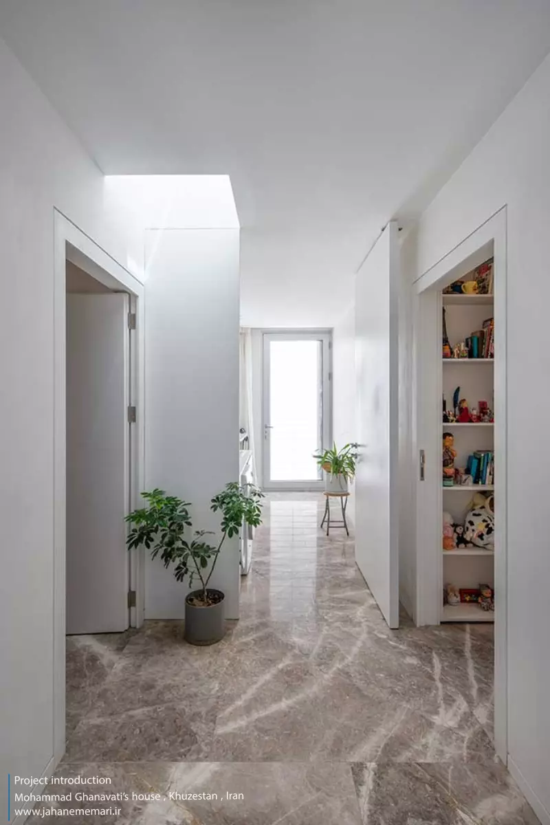 نمای مدرن و مینیمال خانه محمد قنواتی در ماهشهر، برنده جایزه ملی معماری، طراحی شده متناسب با اقلیم گرم و مرطوب خوزستان.