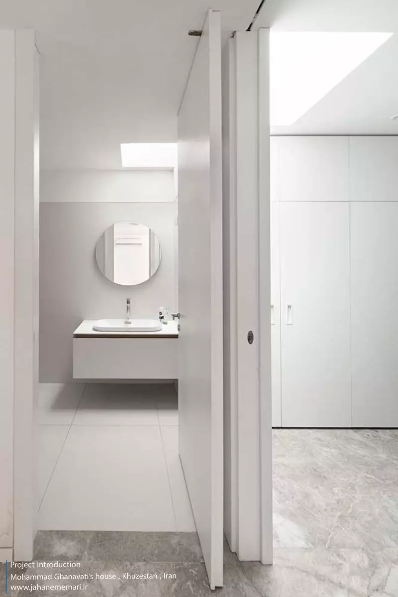 نمای مدرن و مینیمال خانه محمد قنواتی در ماهشهر، برنده جایزه ملی معماری، طراحی شده متناسب با اقلیم گرم و مرطوب خوزستان.